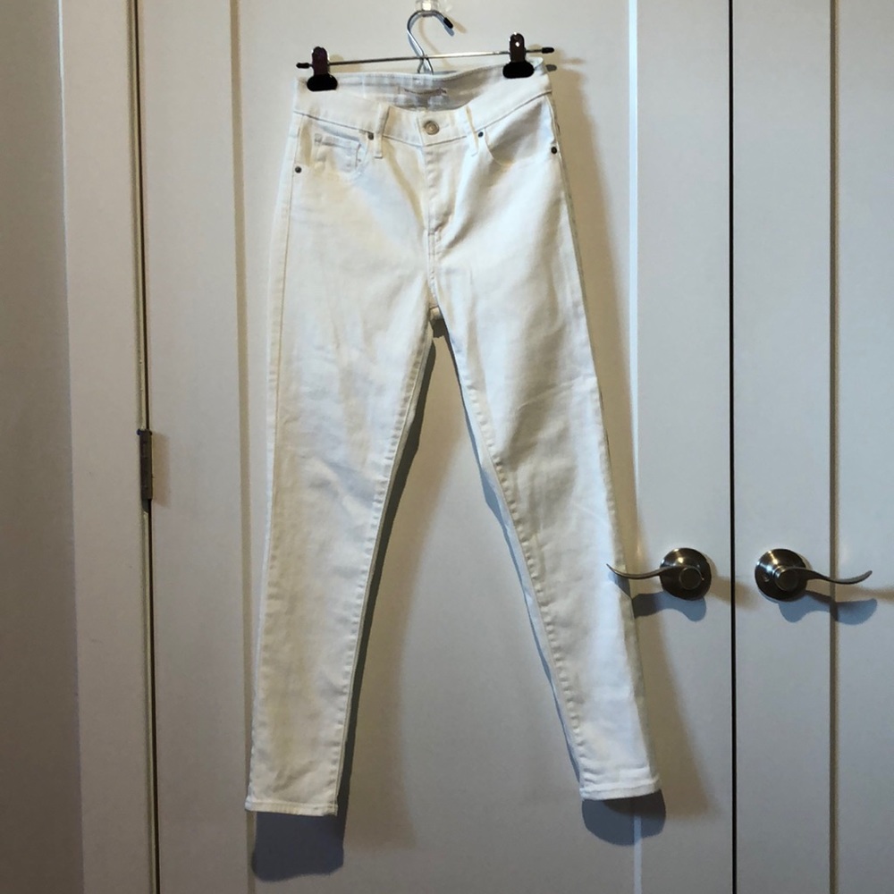 White Levi’s 721 High Rise Skinny Jeans